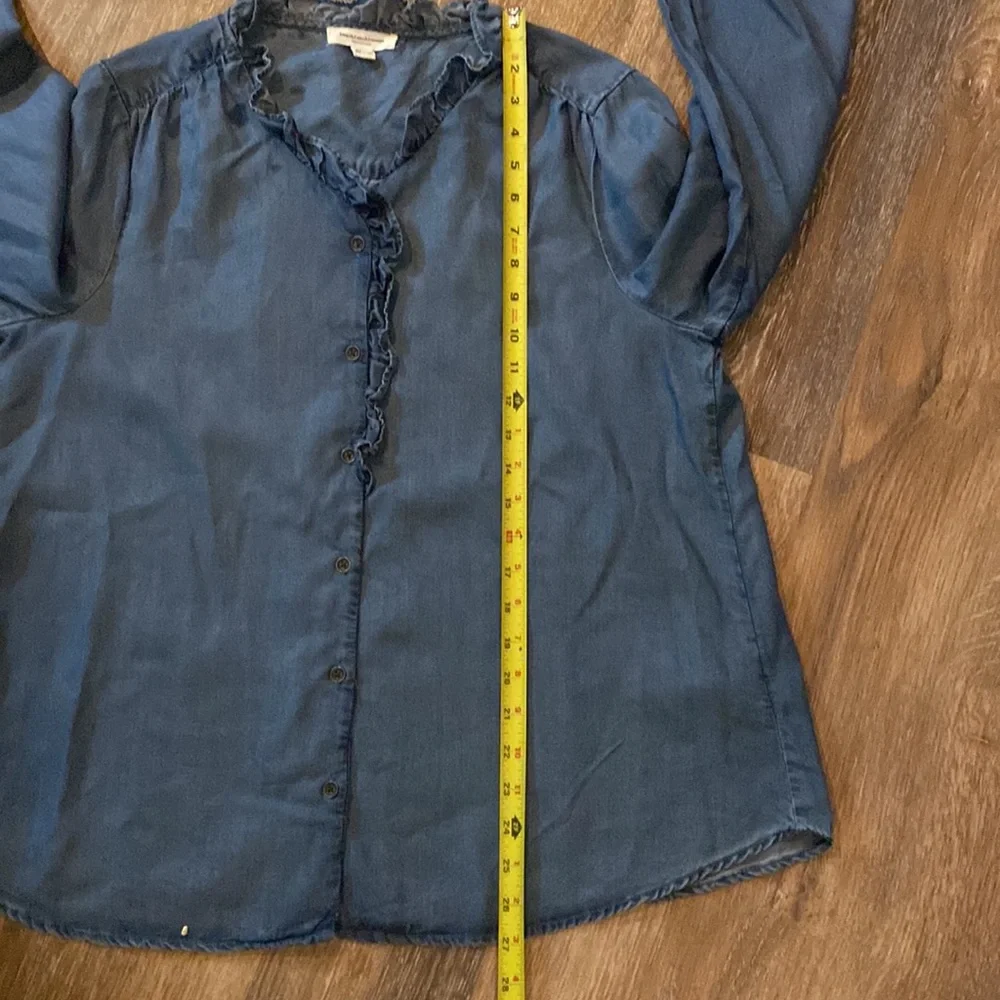 beachlunchlounge collection denim ruffled top. - Picture 4 of 5